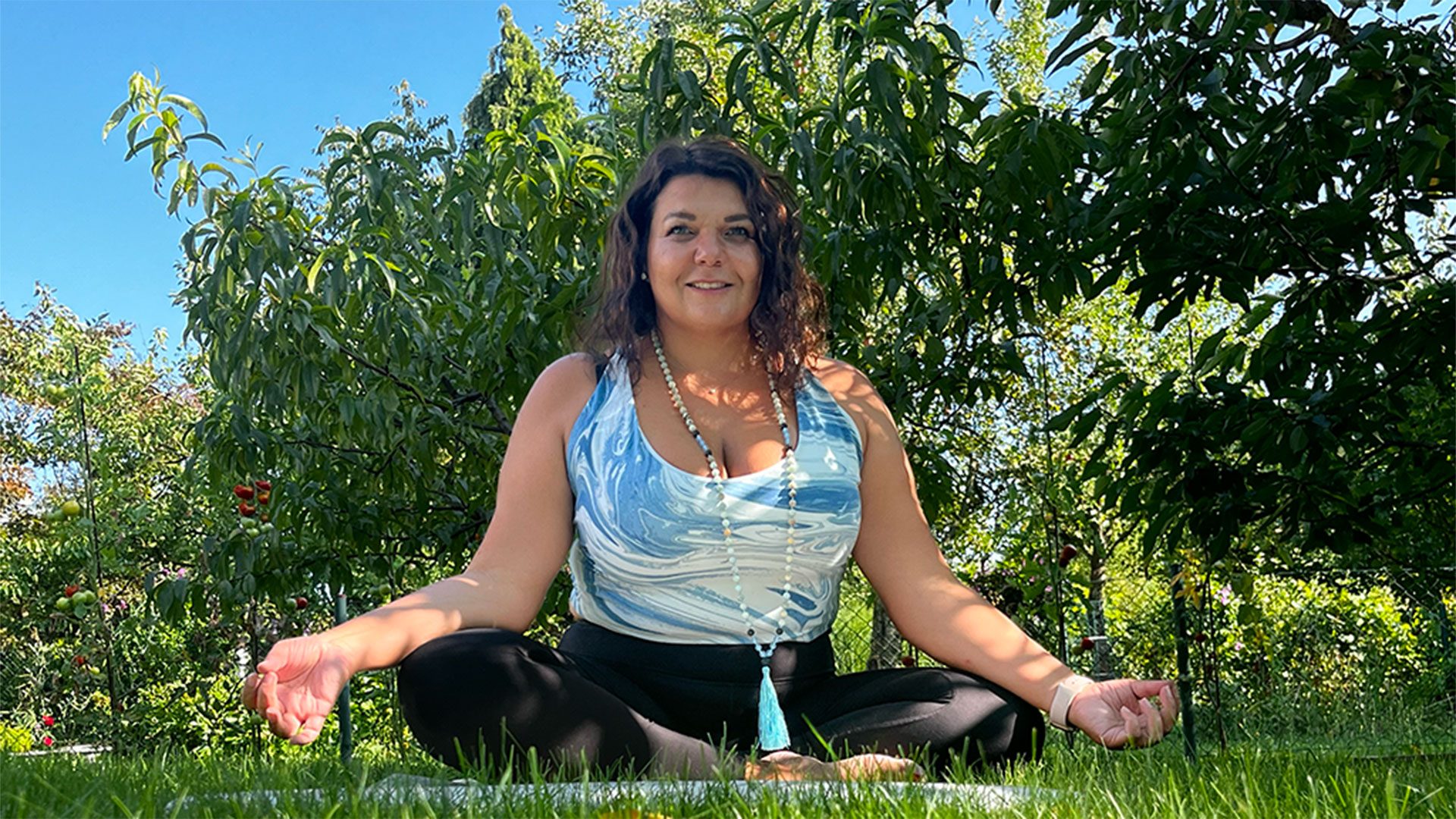 Natali cvičí jógu venku v přírodě